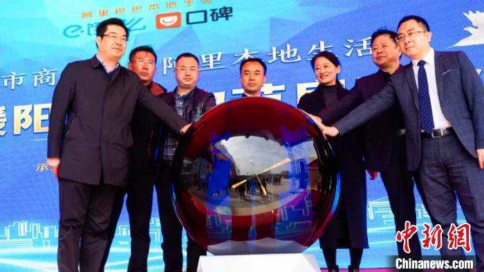     图为“惠濮暖阳”购物节启动现场　濮阳市商务局供图