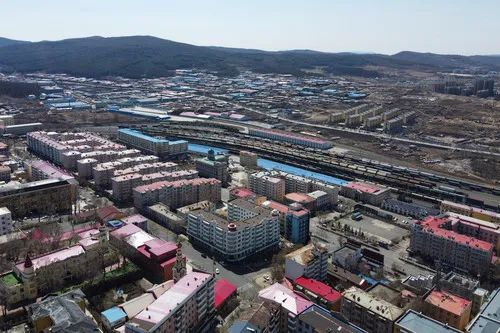 ▲4月15日，高空俯瞰黑龙江省绥芬河市城市楼群。（无人机照片）张涛 摄