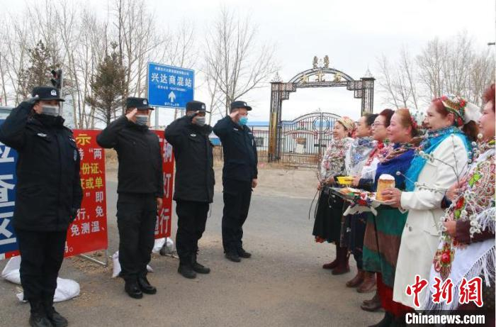 图为额尔古纳市的俄罗斯族民众正在欢度“巴斯克节”。　张宏 摄