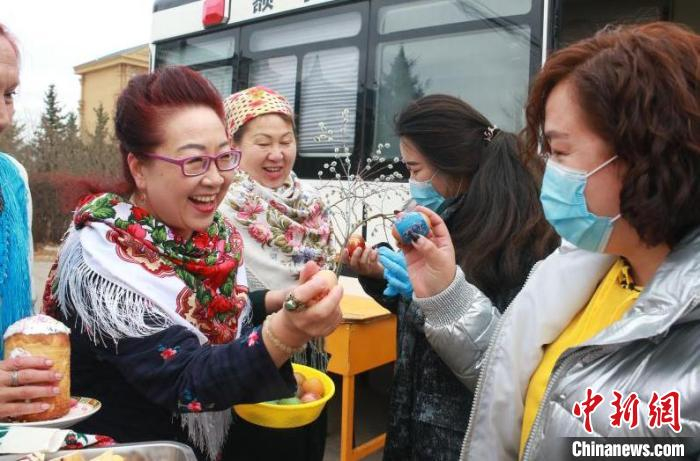 图为额尔古纳市的俄罗斯族民众正在欢度“巴斯克节”。　张宏 摄