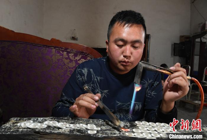 图为瓦曲村银匠正在制作银饰。　刘忠俊 摄