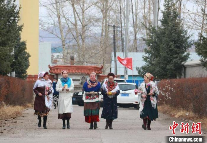 图为额尔古纳市的俄罗斯族民众正在欢度“巴斯克节”。　张宏 摄