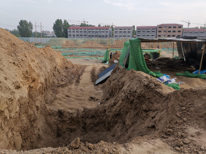 4名遇难儿童被土方埋压处，坑口可见车辙印记。新京报记者 胡巍摄