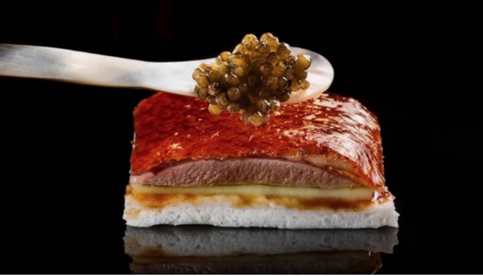 鱼子酱片皮鸭 图片来源：Hakkasan官网