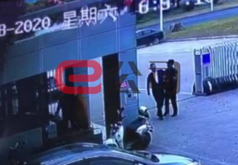 王建裕曾准备离开，但被保安控制