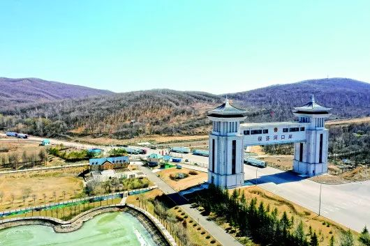 ▲4月15日，绥芬河口岸。这也是绥芬河第三代国门。张涛 摄