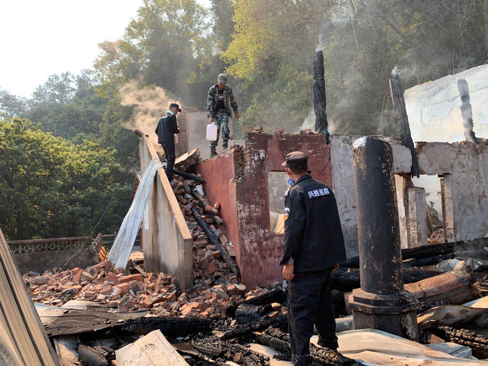 过火现场。  本文图片均为澎湃新闻记者胥辉  图