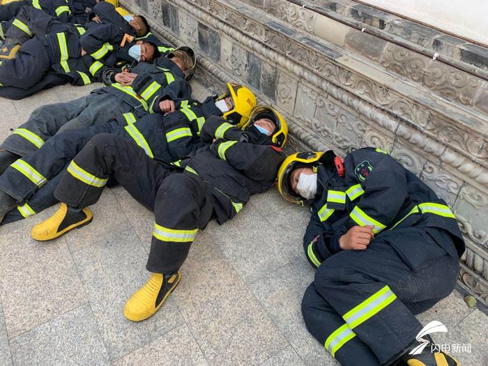 心疼！参加西昌森林大火灭火的消防官兵累躺在地上
