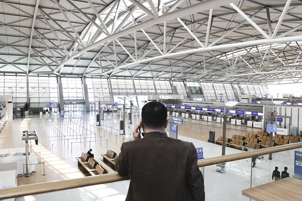 3月30日，在韩国仁川国际机场，候机楼里旅客稀少。新华社