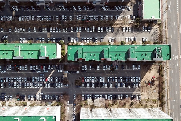 　　3月29日在韩国京畿道水原市，某小区的停车场停得满满当当。由于疫情，不少人即使周末也选择待在家里不出门。新华社发