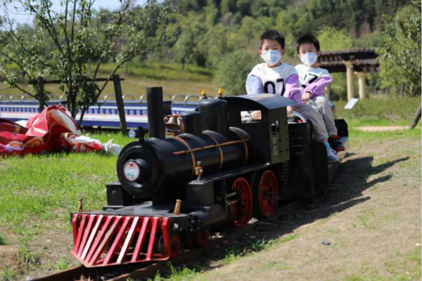 图说：小朋友在景区内游玩。余加平 摄