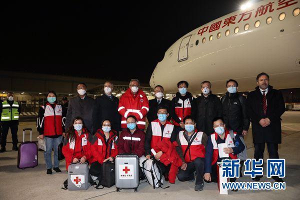 至暗时刻，他们迎来了中国医疗队！