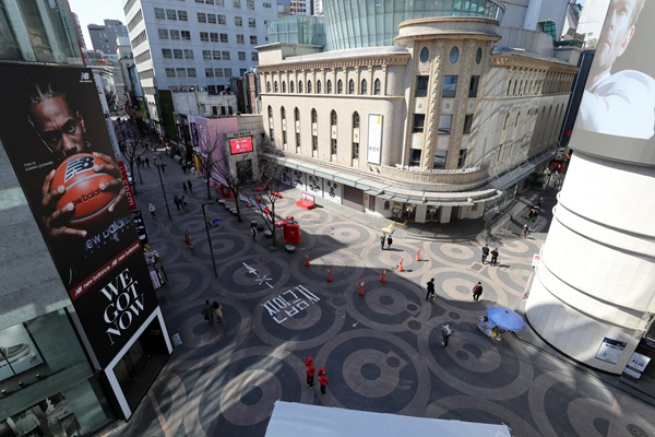 3月29日，在韩国首尔，明洞的街上冷冷清清。新华社发