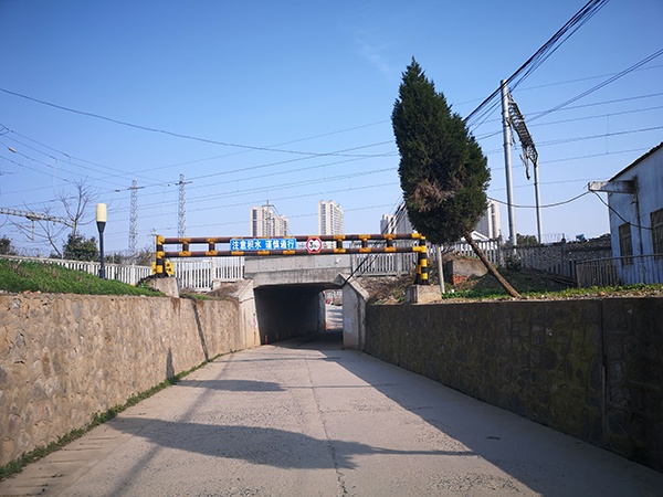  图3 南弘公司称，另一条通道无法运货，受高铁涵洞限高（3.9米）及转弯半径限制。