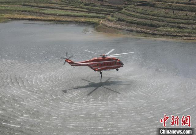 昆明航空救援支队空中驰援 扑灭禄劝森林火灾