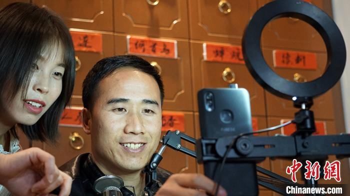 图为药农庞侠平在网络各平台直播。　魏建军 摄