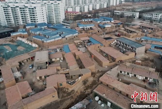 图为白银区刘家梁棚户区航拍图。　吕宜轩 摄