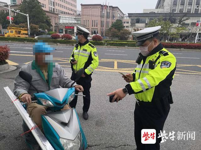 这种行为太危险：电动自行车搭载超长钢材被处罚