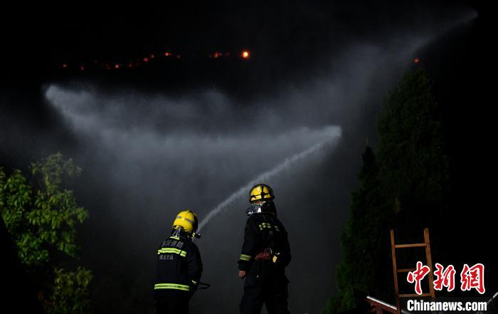 消防员给凉山彝族奴隶社会博物馆洒水降温。　刘忠俊 摄