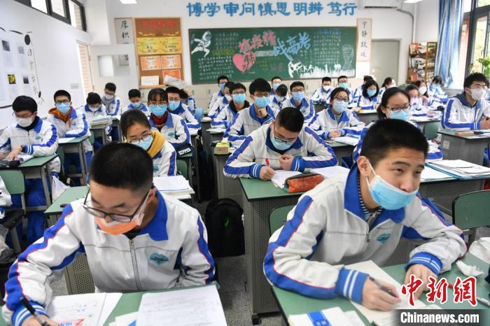     成都七中（高新校区）学生戴着口罩上课。　张浪　摄