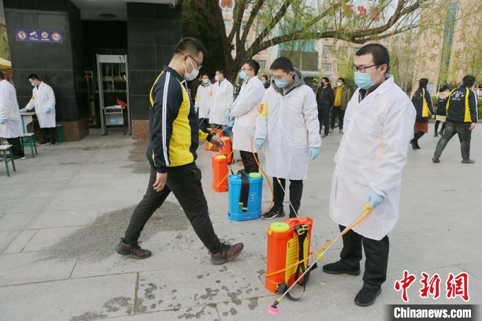 对学生物品进行喷洒消毒。　崔广义供图 