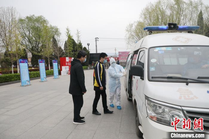 体温异常者被送往医院。　崔广义供图