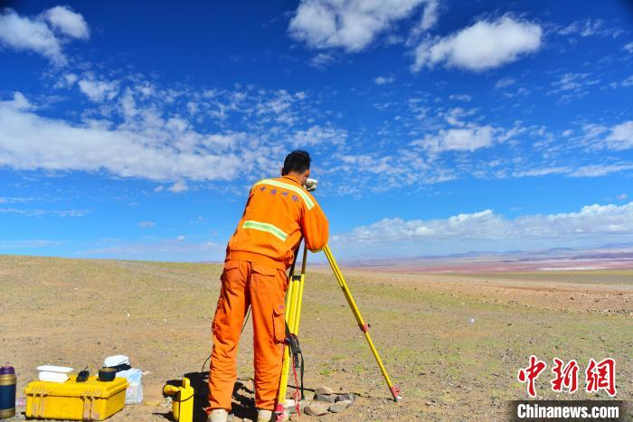 图为技术人员在无人区测绘(资料图)。中铁二院 供图