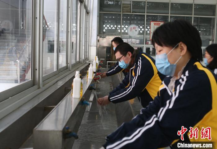 进入餐厅首先洗手消毒。　崔广义供图