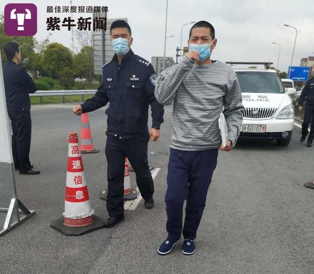 狱警把吴春红送到高速公路入口进行交接