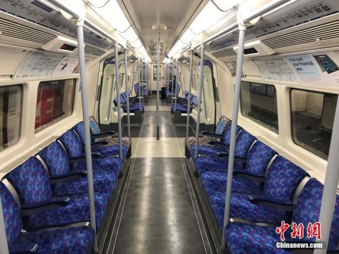 英国伦敦市长年拥挤的地铁车厢而今空空荡荡。中新社记者 张平 摄