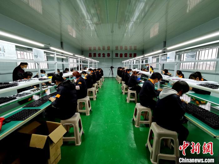 工人在车间作业。道县宣传部供图