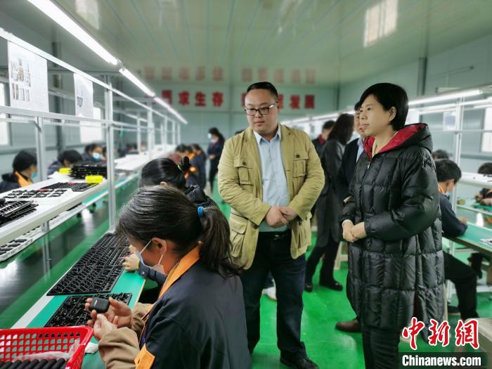     湖南道县易地搬迁+扶贫工厂开辟就近扶贫路。道县宣传部供图