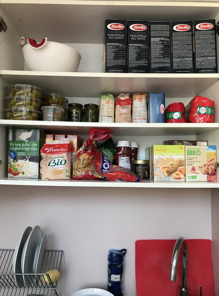  作者在巴黎封城前储备的日用品。