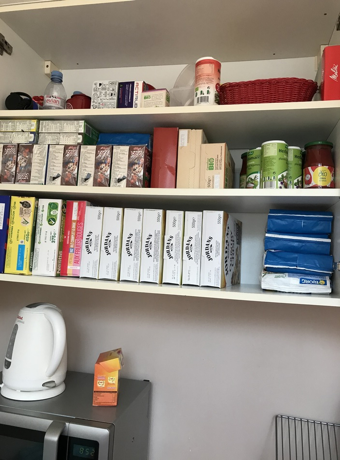  作者在巴黎封城前储备的日用品。