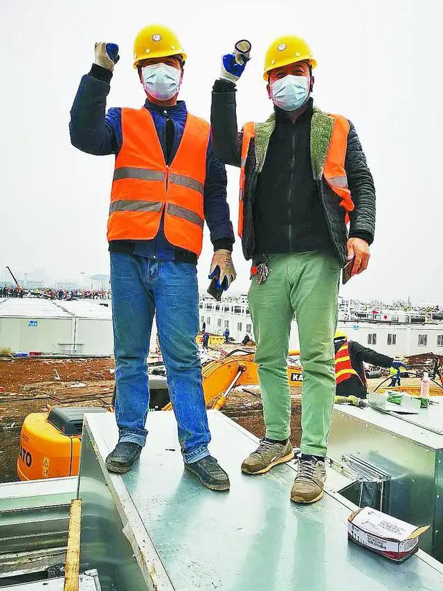 周萍与熊小华在工地。受访者供图