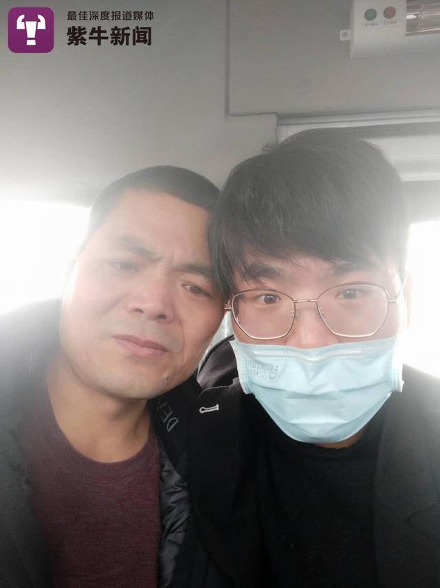 父子俩在车上拍的合影