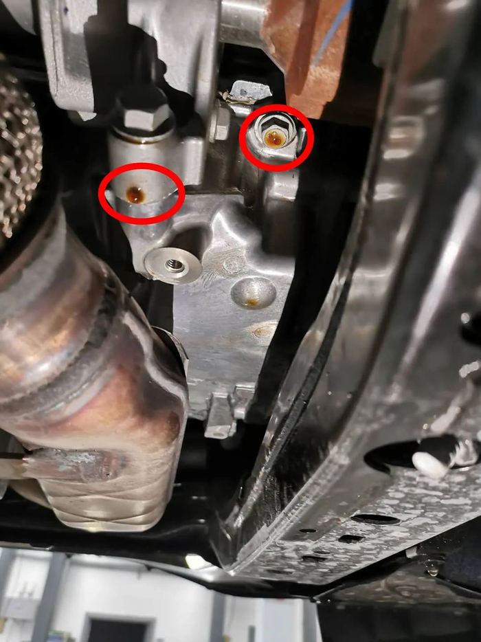 ▲发动机缸体表面存在油渍