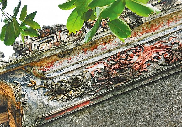 墙楣处的灰雕。图片来源：海南日报