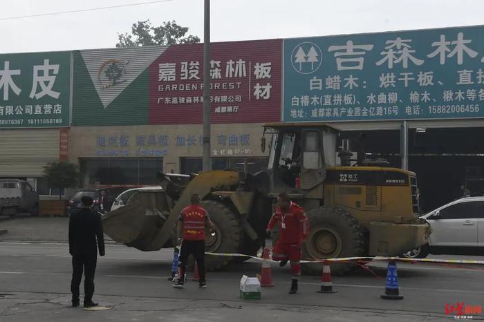 突发！成都新都区一家居材料商场突发火灾，现场浓烟滚滚