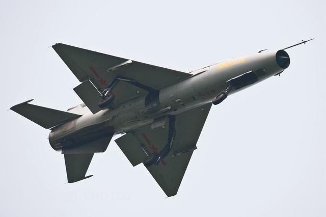 中国电磁弹射航母新进展，俄专家：歼教9或将成为新一代舰载机