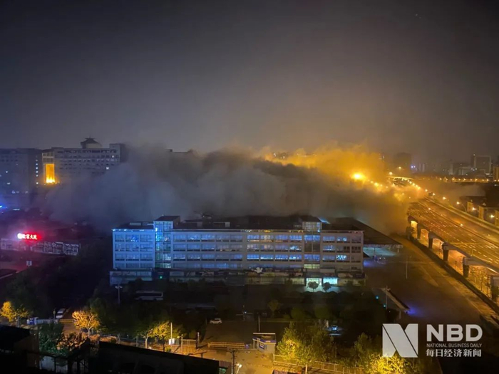 百联烂尾楼爆破瞬间  图片来源：每经记者 吴若凡 摄 
