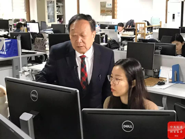  李德仁院士在武汉大学测绘遥感信息工程国家重点实验室指导研究生开展雷达干涉测量研究。金文杰 摄