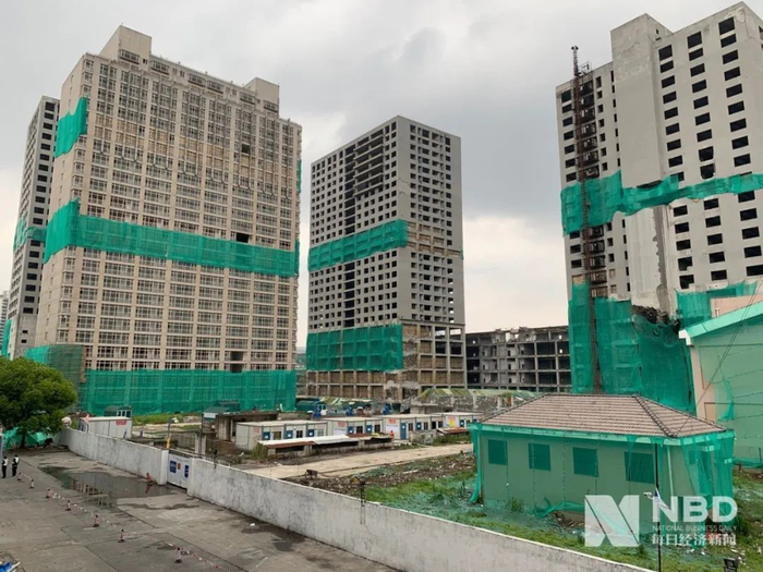 爆破前一天，4栋楼房部分已披上绿网  图片来源：每经记者 吴若凡 摄