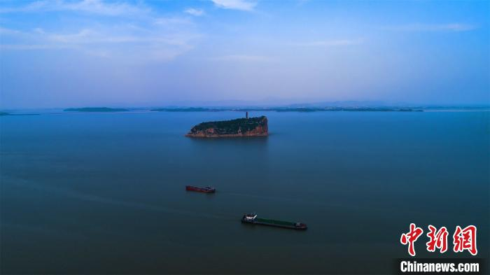 往来船只从鄱阳湖鞋山水域经过。　李学华 摄