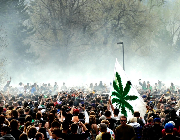  科罗拉多，每年4月20日都会大麻合法的支持者来市政府议会门前的广场聚众吸大麻 图源：社交媒体