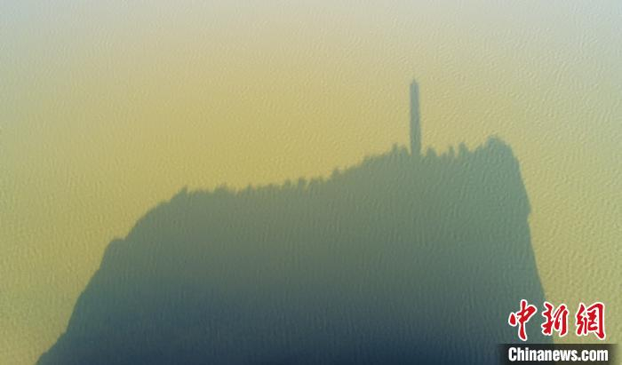 鄱阳湖水中的鞋山岛倒影，别有一番灵韵。　李学华 摄