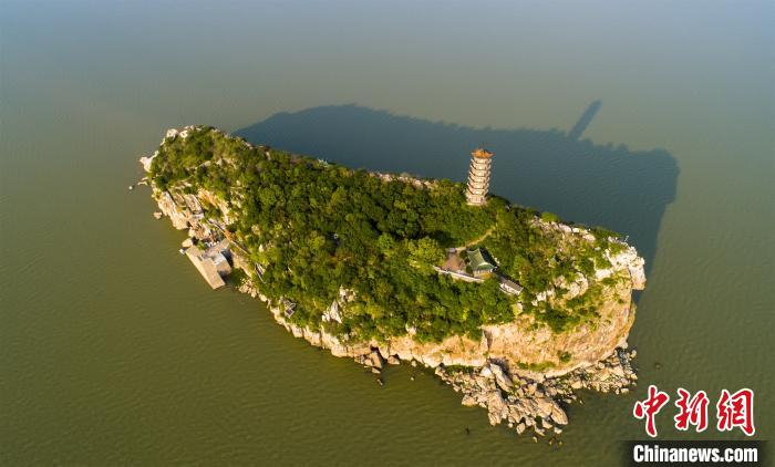 俯瞰湖口县鞋山风景区，漫山新绿，生机盎然。　李学华 摄