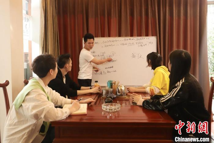 重庆吃播培训师在研究美食直播技巧。　吴狄 摄