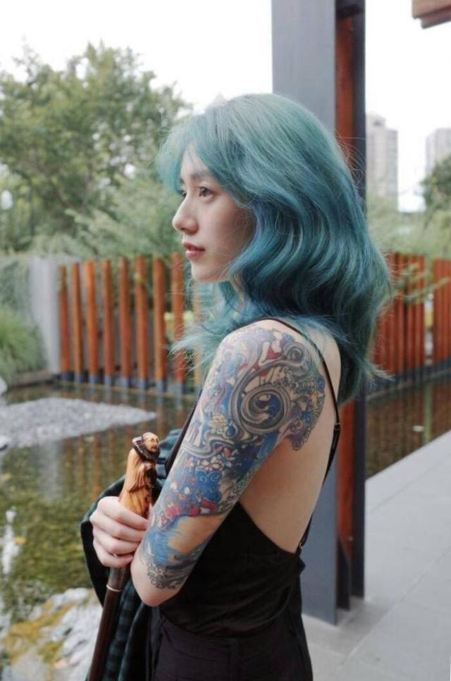 妻子黑尾酱直播惊现"东亚病夫"牌匾,此事不可儿戏,李诞该道歉