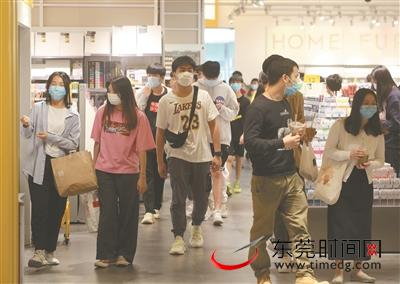 ▲上周末，不少市民在民盈·国贸城逛街购物 记者 陈栋 摄